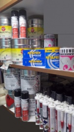 Ljepilo za tapetariju u pakiranjima od 120 ml, 500 ml (sprej), 800 ml, 5 l i 25 l – za tapeciranje stolica, sofa i jastuka, nanosi se kistom ili kompresorom.